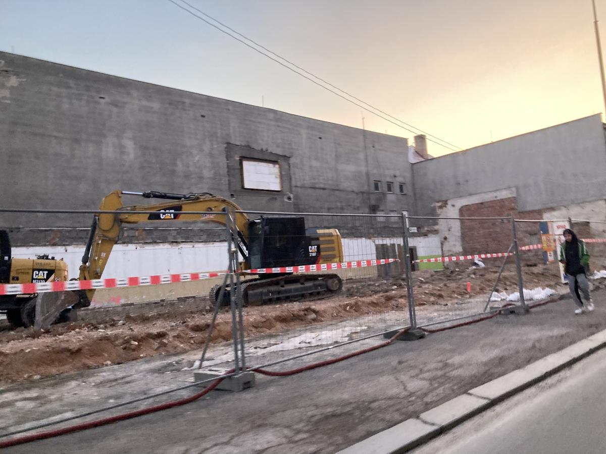 Rekonstrukce sportovní haly odhaluje skryté mouchy