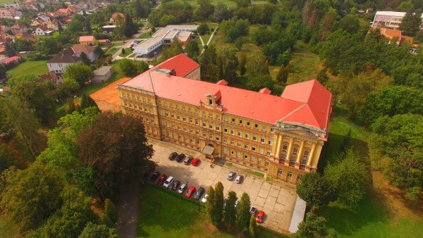 Krajská hygienická stanice uzavřela gymnázium a šikana pokračuje!