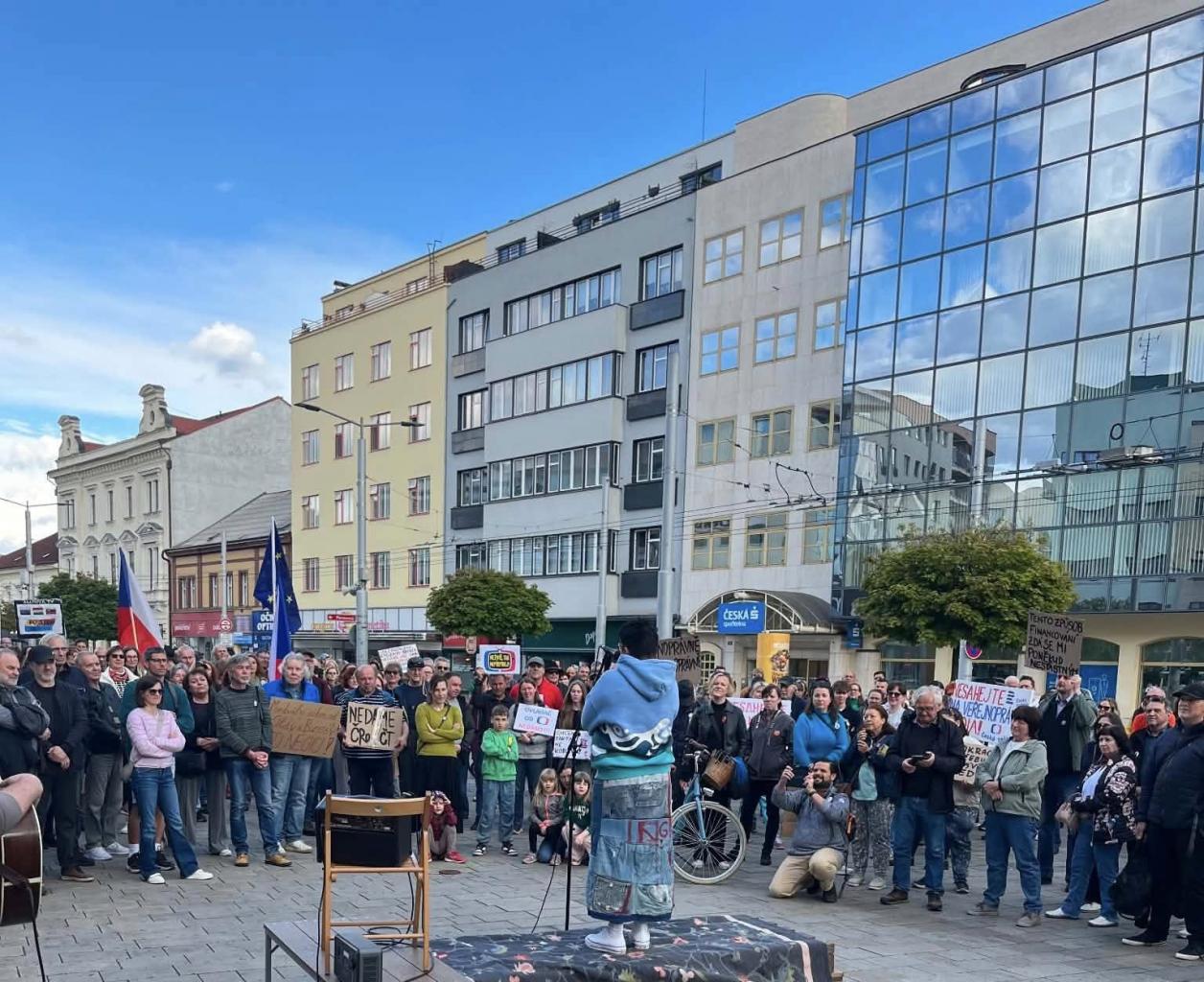  Protestní průvod na podporu nezávislosti veřejnoprávních médií prošel Pardubicemi