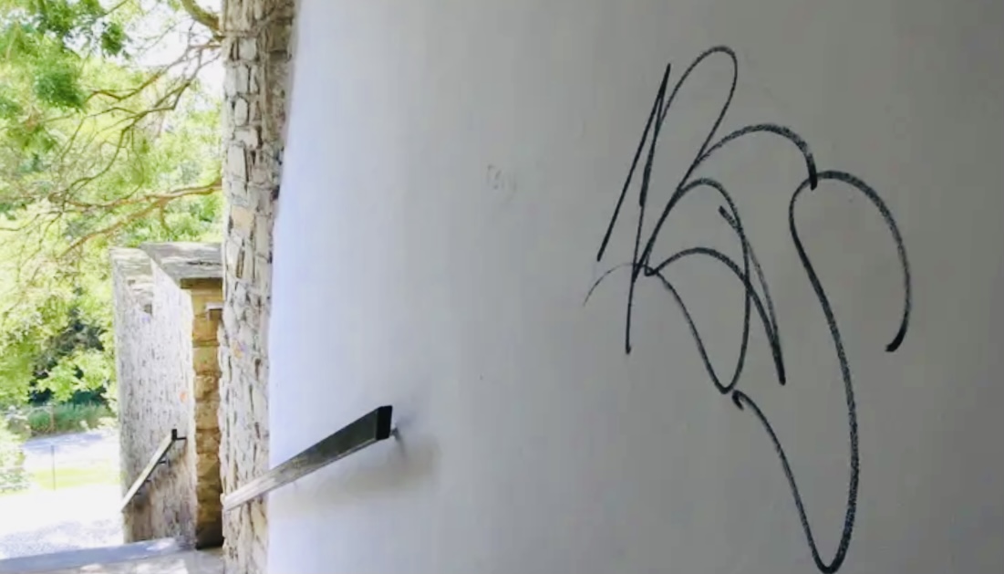 A je vymalováno. Nová omítka v Myší díře dlouho nevydržela