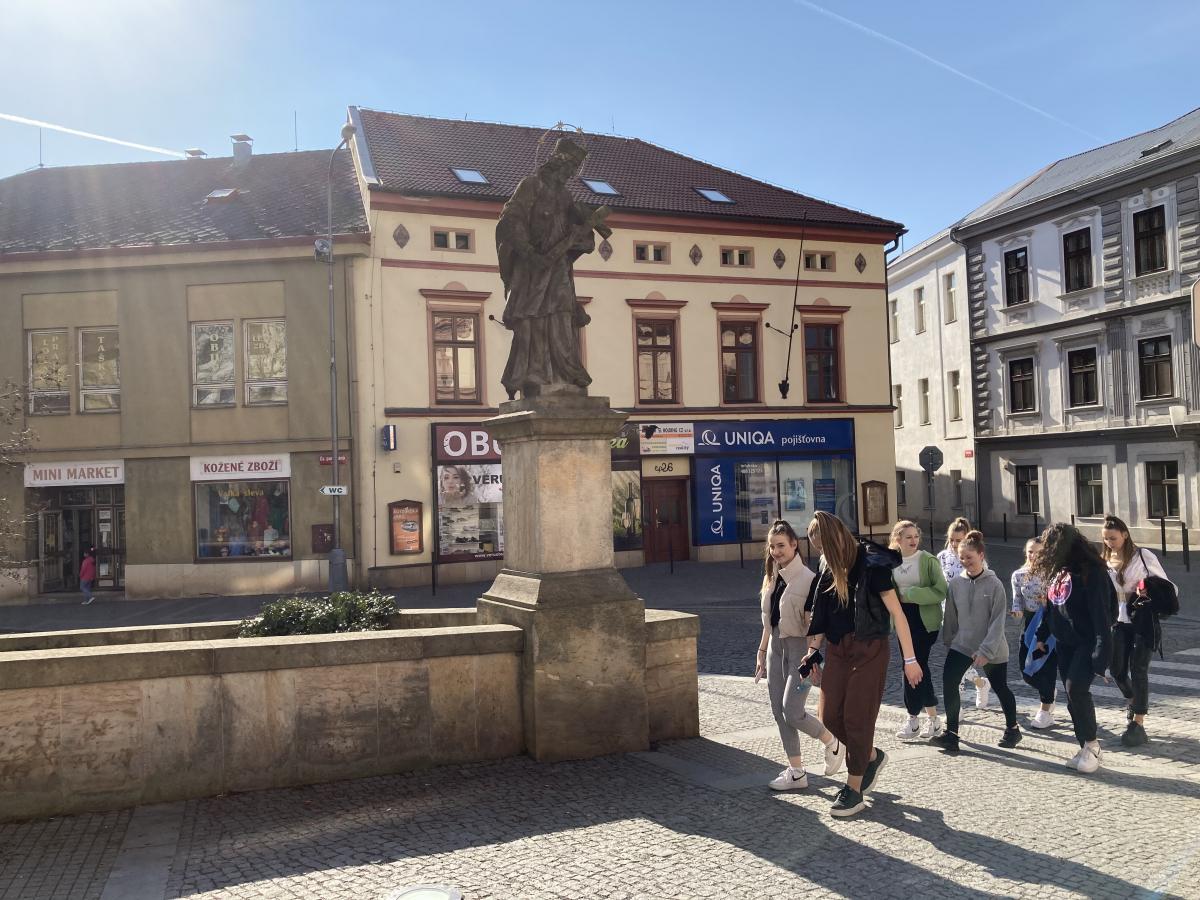 Začíná oprava souboru soch v Široké ulici