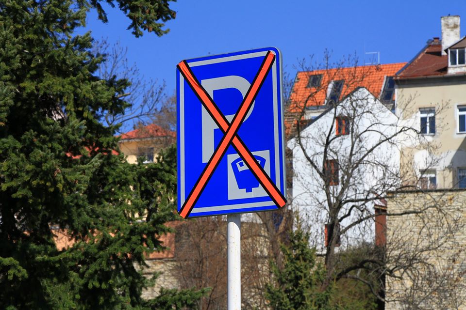Rezidenti chtějí část peněz za parkovací karty zpět!