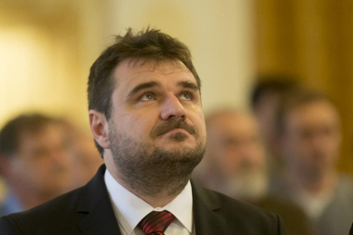 Starosta hází roušku do ringu. Odjíždí na dovolenou