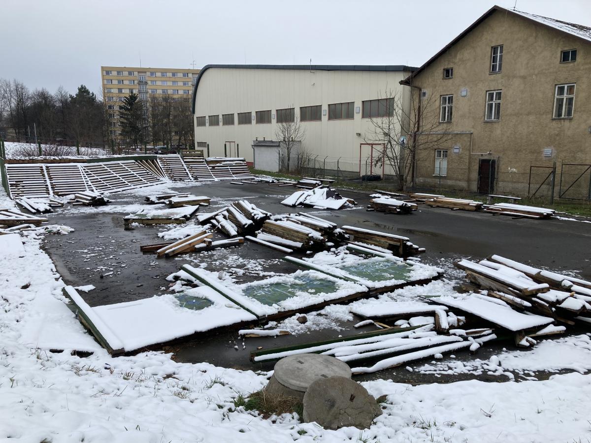 Zásobárna nemocnice, neboli jeden ze skateparků, už mizí