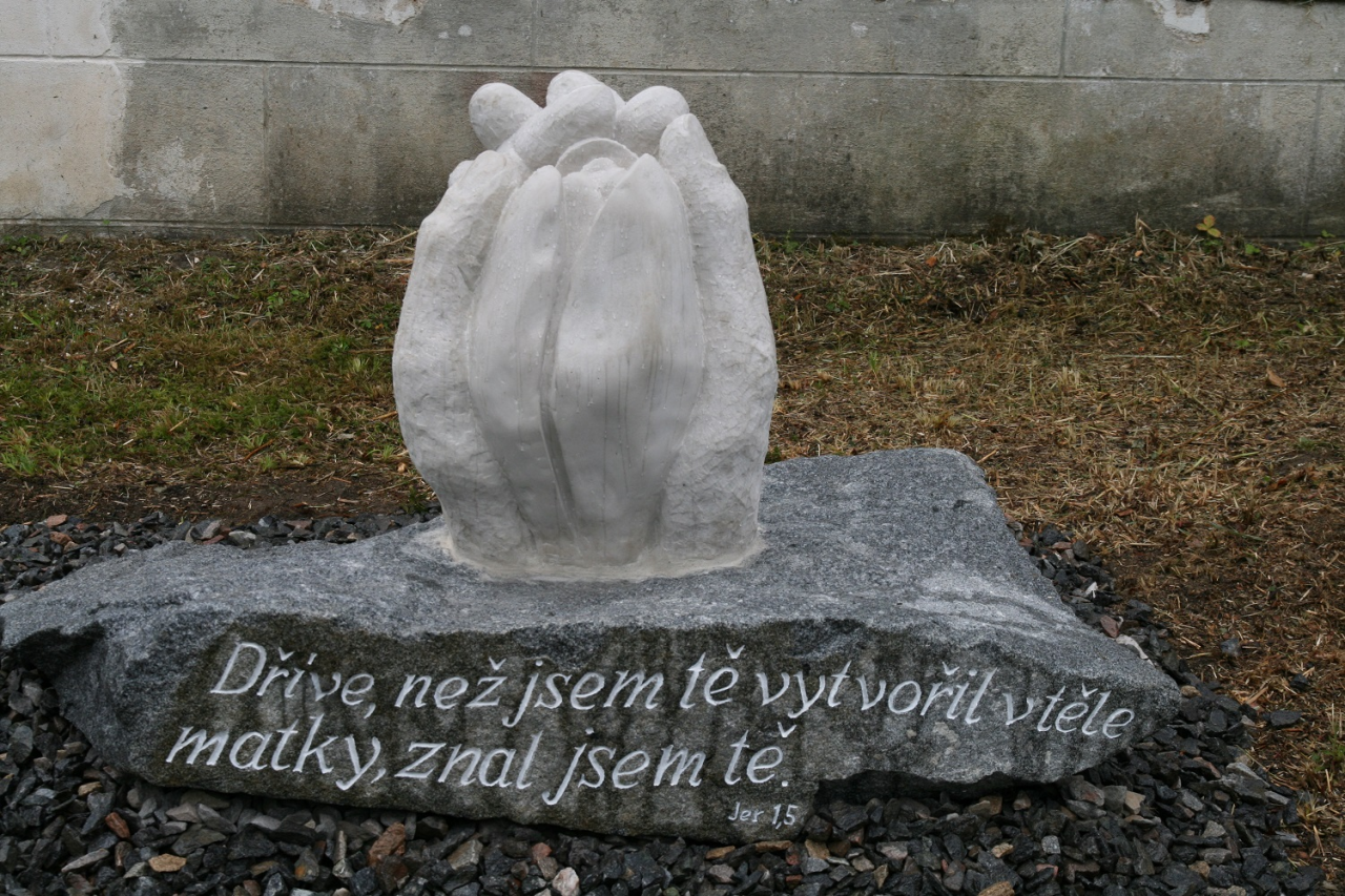 V České Třebové odhalen pomník věnovaný nenarozeným dětem