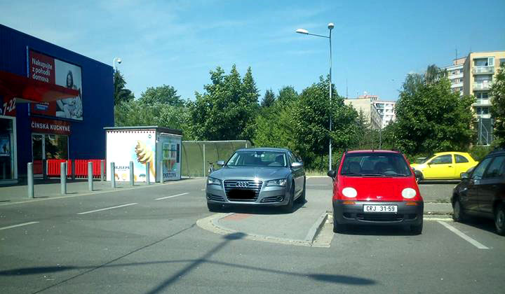 Před Tescem stojí řidiči na chodníku. Kde je městská policie?