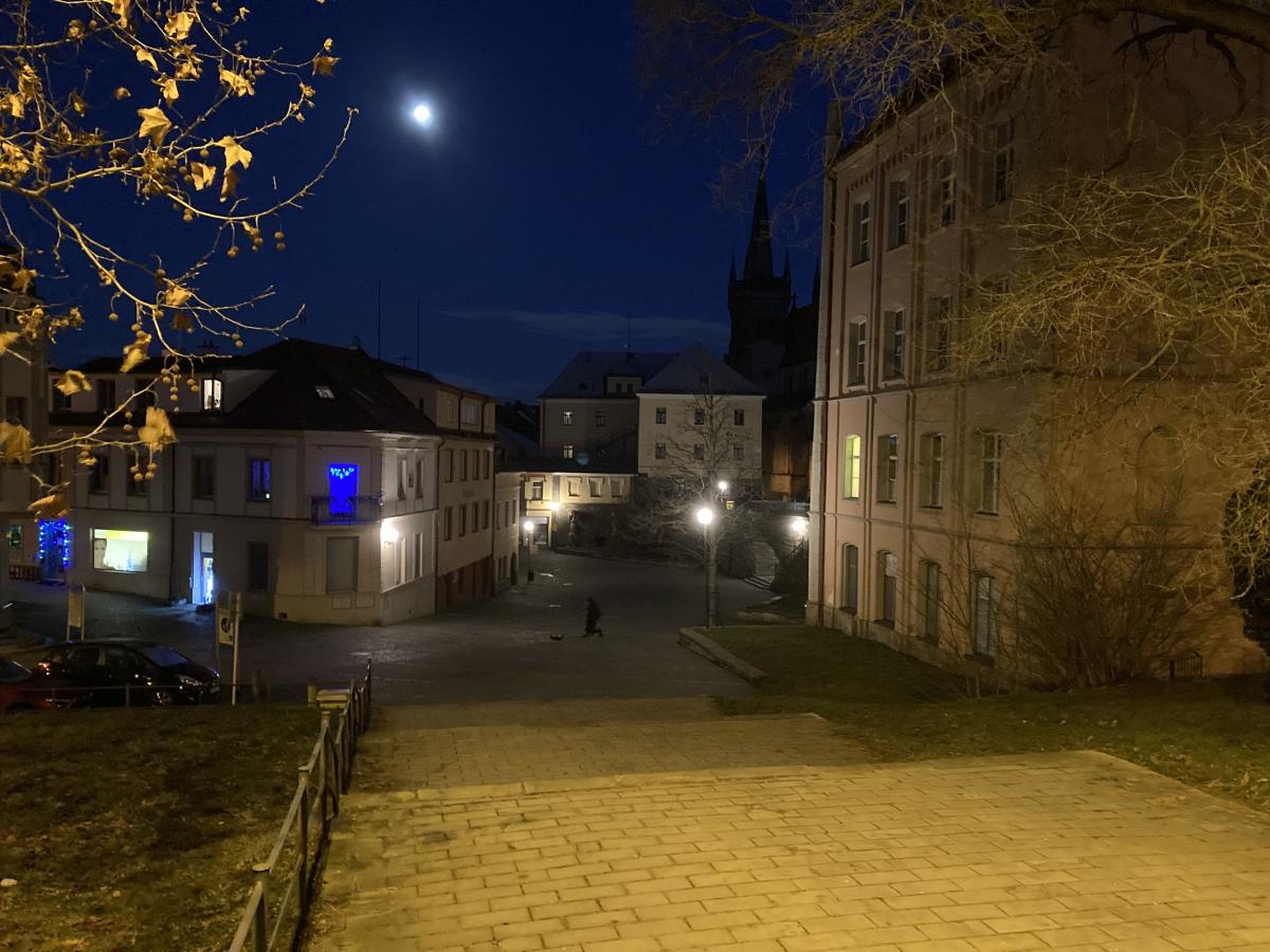 Město musí přistoupit k opatřením, aby se nezahalilo na podzim do tmy