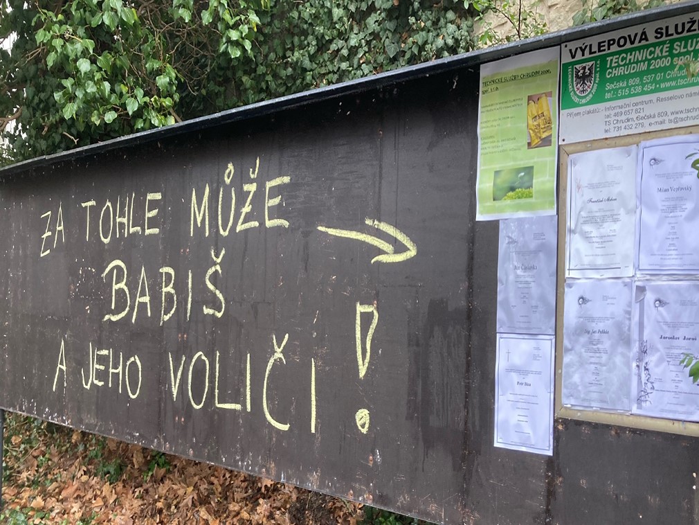 Na výlepové ploše se objevil vzkaz spílající vládnoucí moci