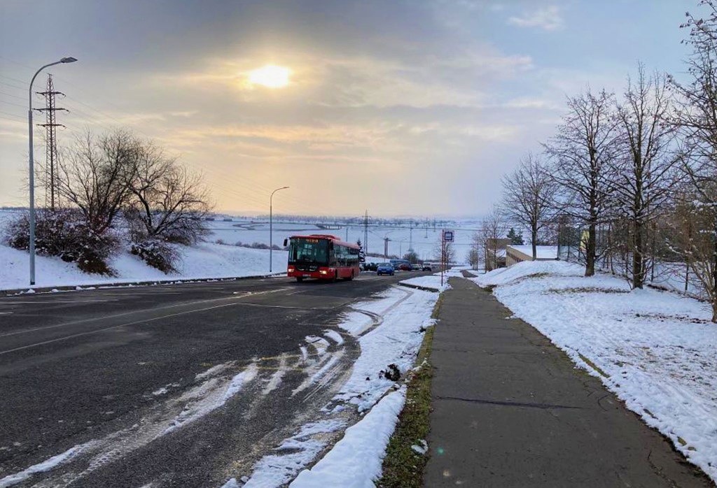 Starosta odvezl do bezpečí děti ze zapadlého autobusu