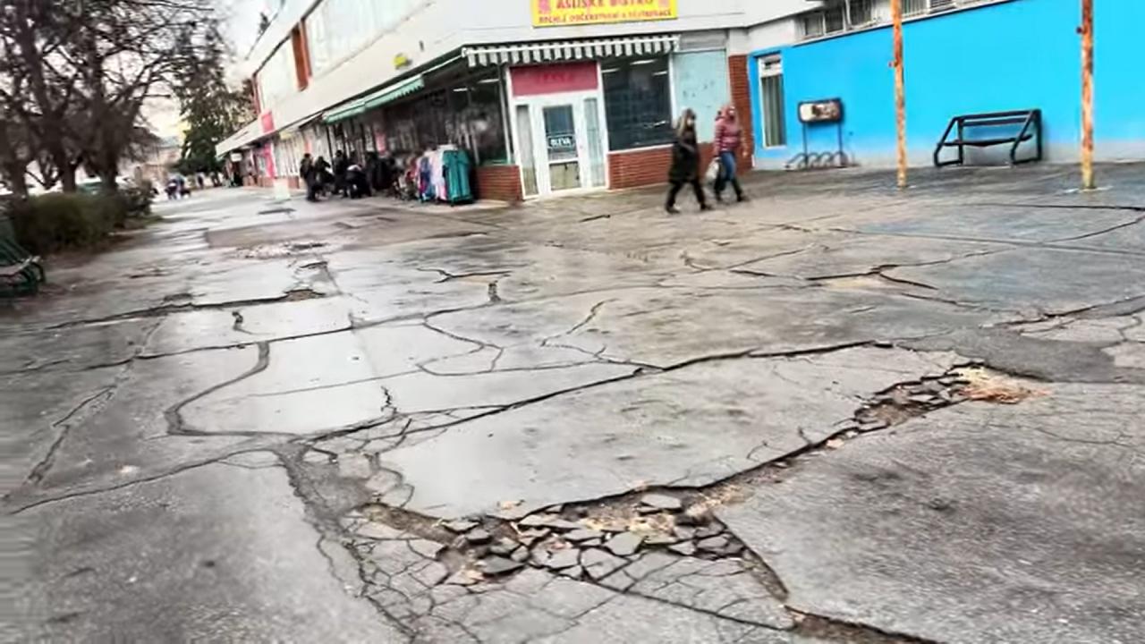 Chodník na Borzně opraví. Ale na opačné straně, než je třeba, a zase asfaltem