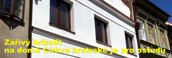 Zářivý brizolit na domě Církve bratrské je pro ostudu