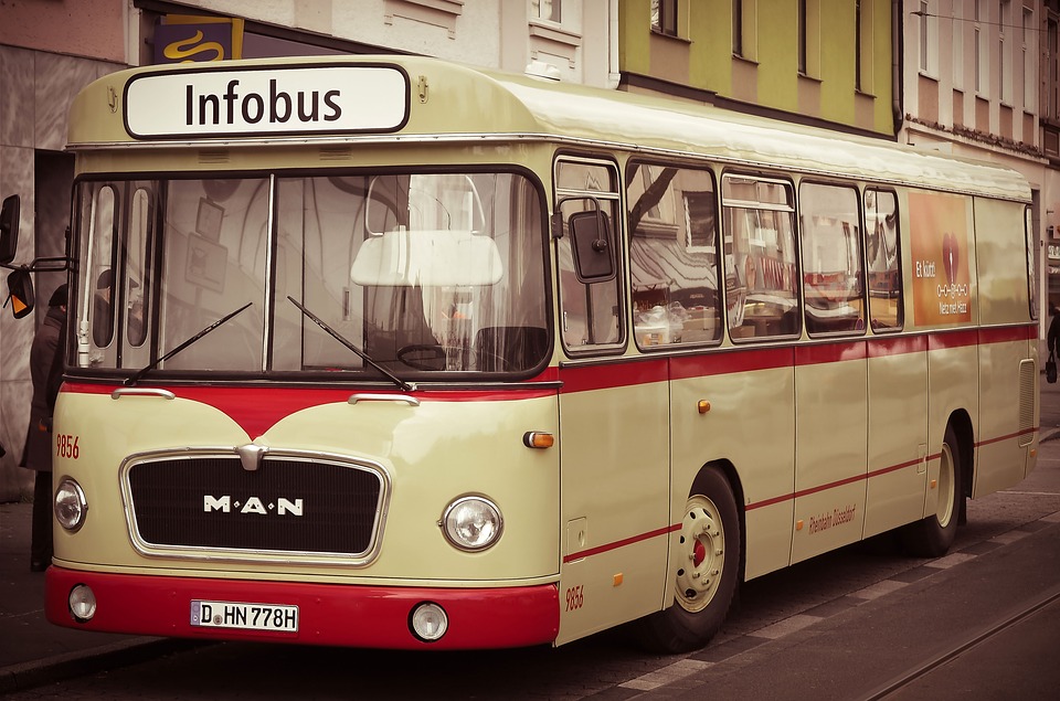 Parkovačky, vytékající nafta z autobusu a nalitý bezdomovec