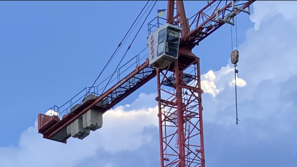 Dělníci dokončují hrubou stavbu centrálního urgentního příjmu