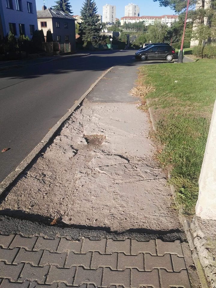 Kritizovaná část chodníku v Družstevní opravena