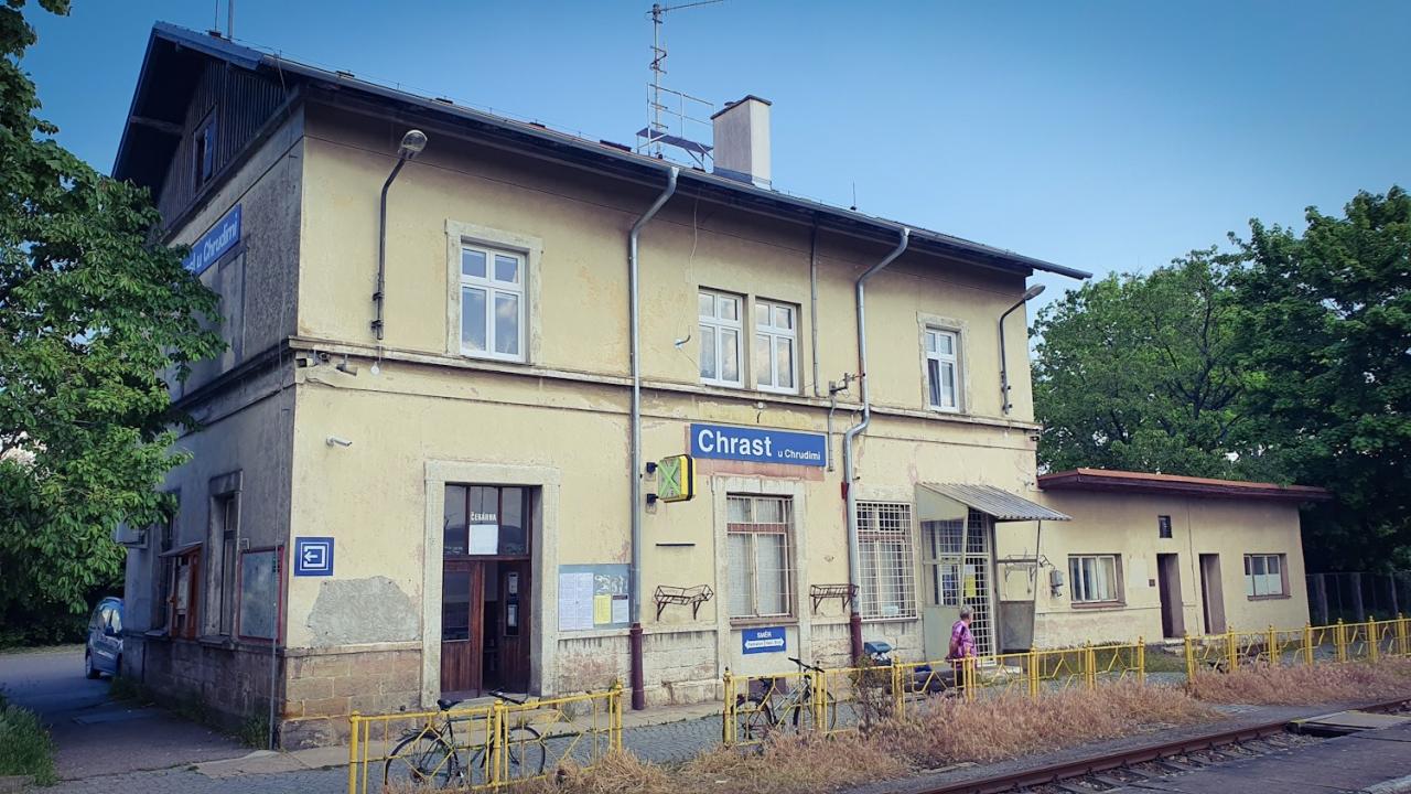 Ani k opravenému nádraží chodníky stále nepovedou