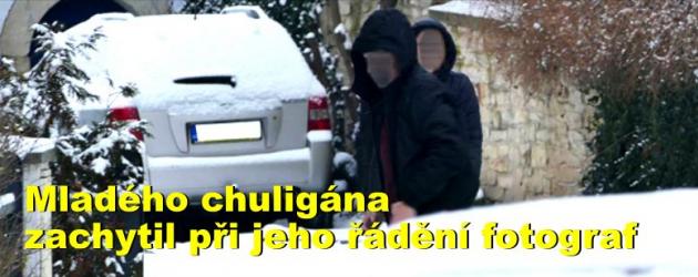 Mladého chuligána zachytil při jeho řádění fotograf