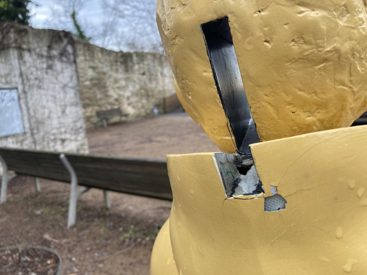 Vandal si zahrál ruskou ruletu. Autor sochy mu poslal vzkaz