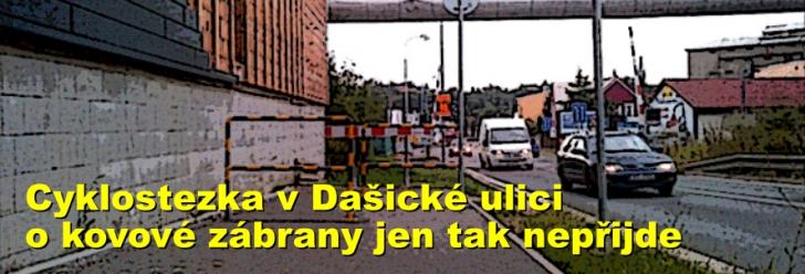 Cyklostezka v Dašické ulici o kovové zábrany jen tak nepřijde