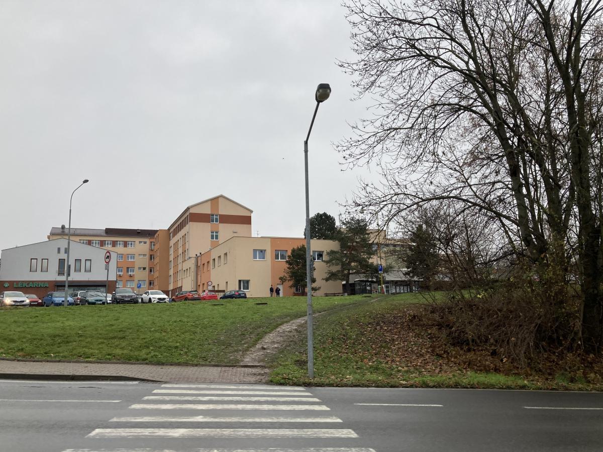 Kasal poprosil o zdrženlivost. Matky berou ambulanci útokem
