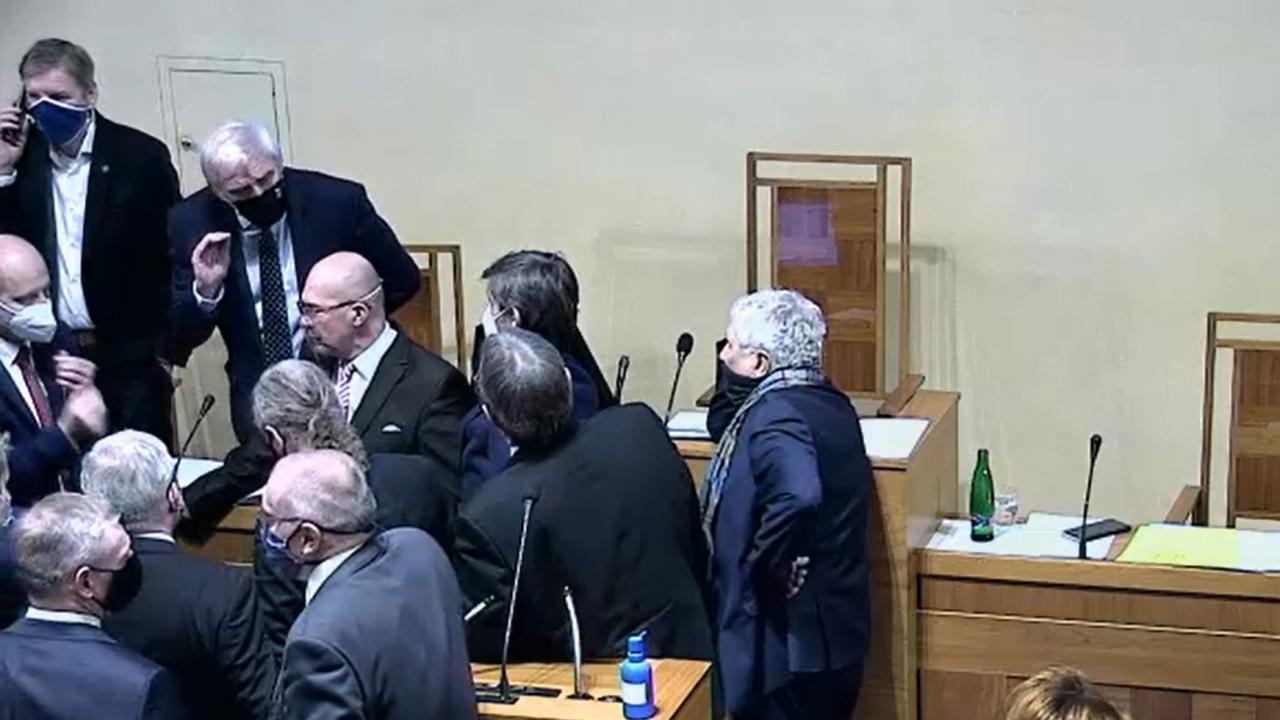 Úspěch Netolického v převleku čerta! Senát podpořil 80procentní kompenzaci pro samosprávy