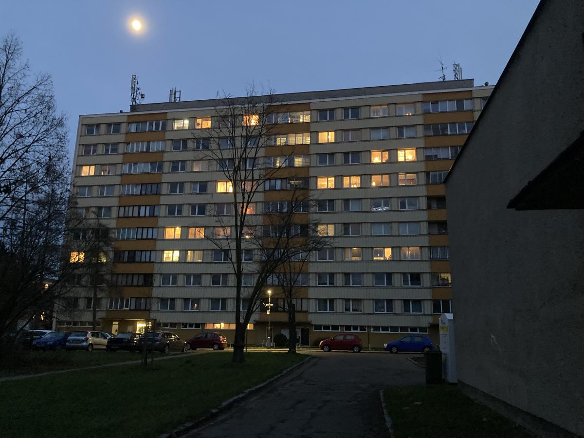 Z balkonu vysvobodili matku až hasiči