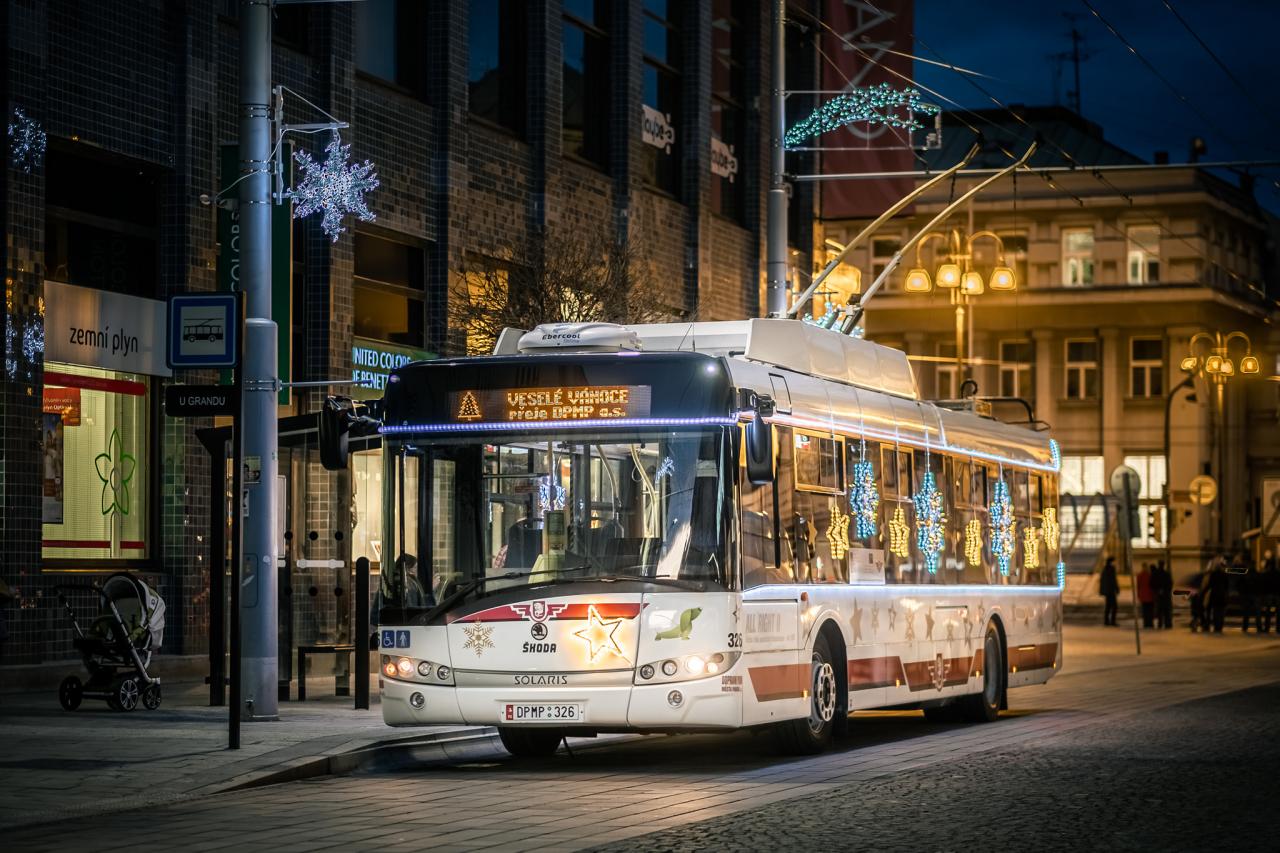 Vánoční trolejbus opět rozzáří ulice a jízdní řády se vrátí do normálu
