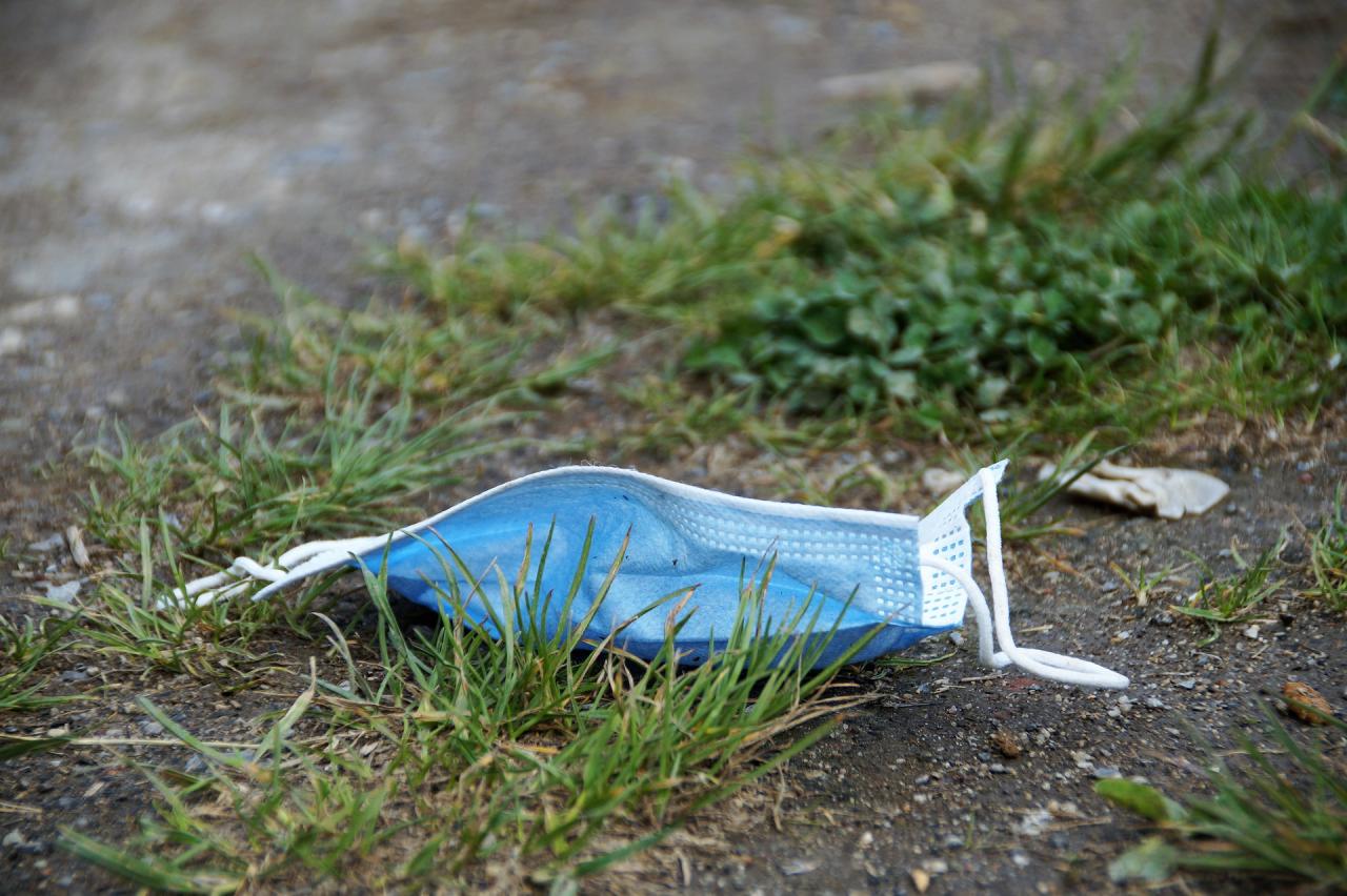 Použité roušky se často povalují na ulici