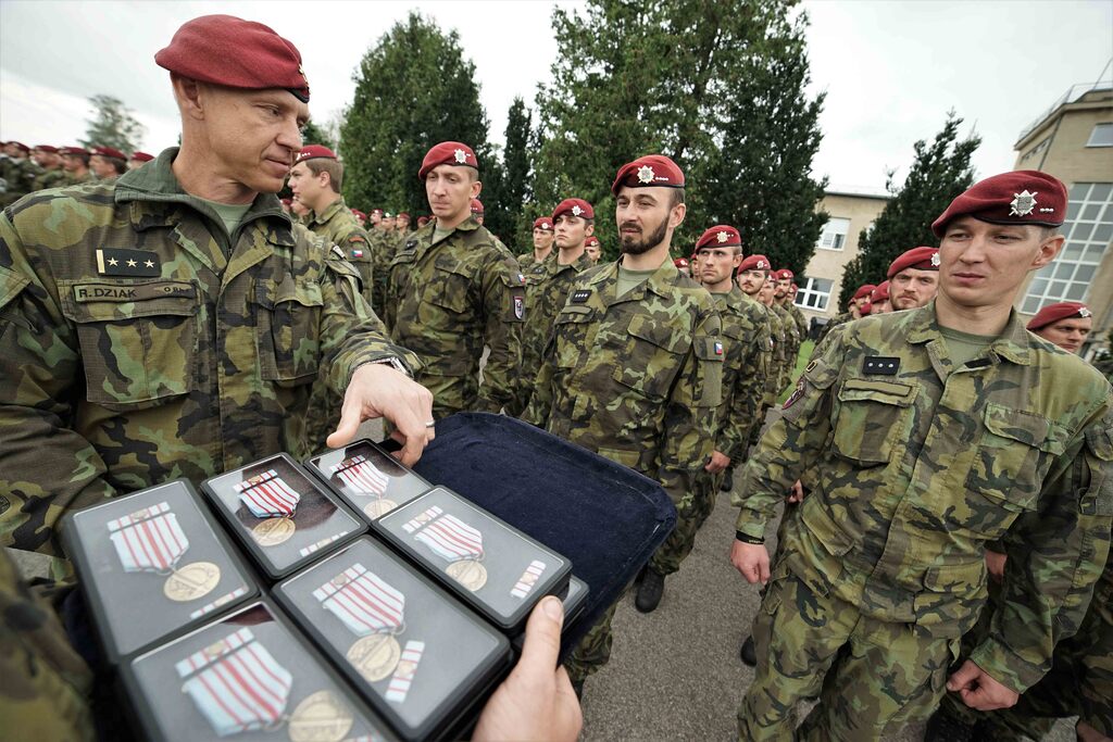 Vojáci poslední afghánské strážní roty převzali v Chrudimi medaile