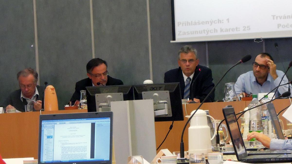 Na odchodném by bývalé vedení města mělo inkasovat statisíce korun