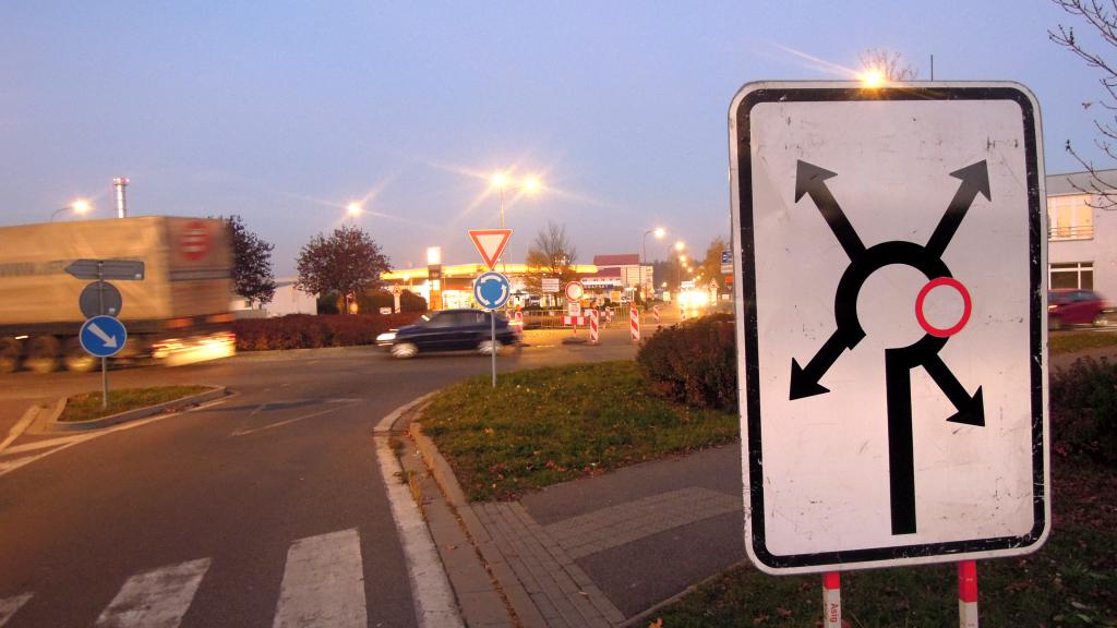 Na městský komunikační okruh prý těžká nákladní auta patří