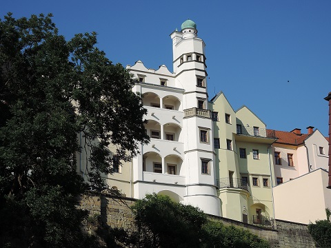 Mezinárodní atmosféra na terasách Mydlářovského domu