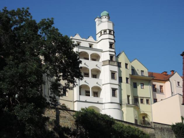 Mydlářovský dům bude v pátek poprvé nasvícen. Slavnostní otevření si odbudou i terasy
