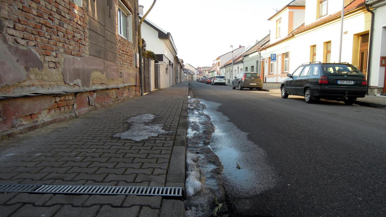 Zlomte si nohu na chodníku v ulici Svatopluka Čecha