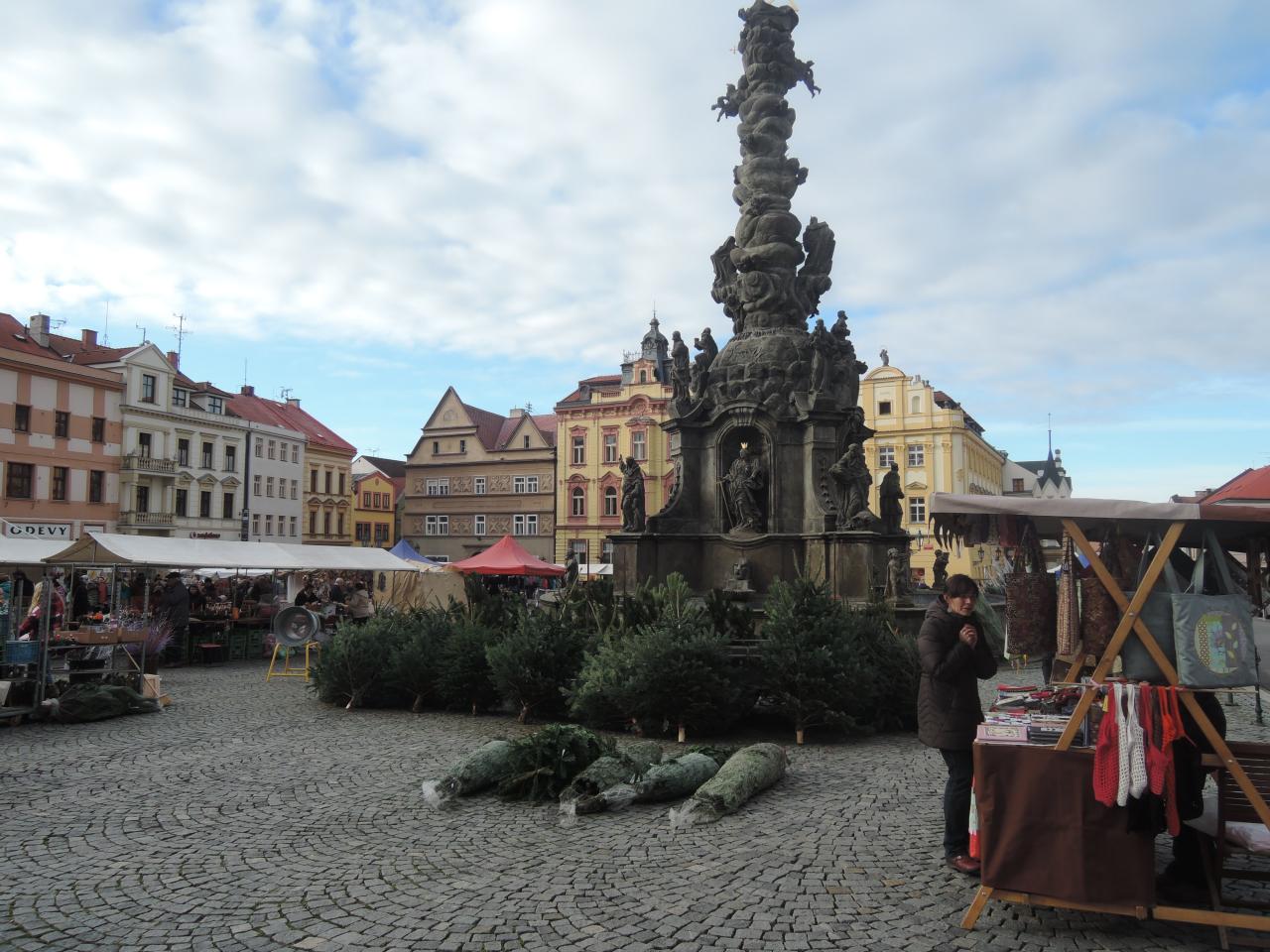Rozpačité adventní trhy na Resselově náměstí