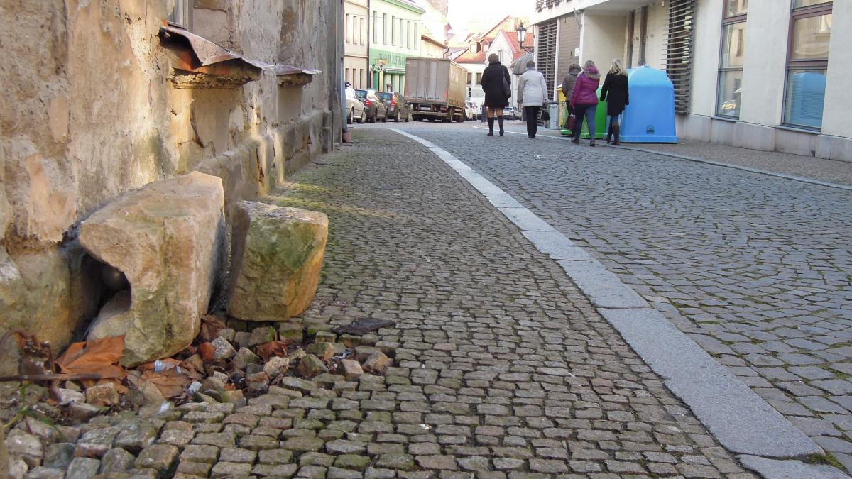 Neudržované chodníky polykají miliony na rekonstrukcích