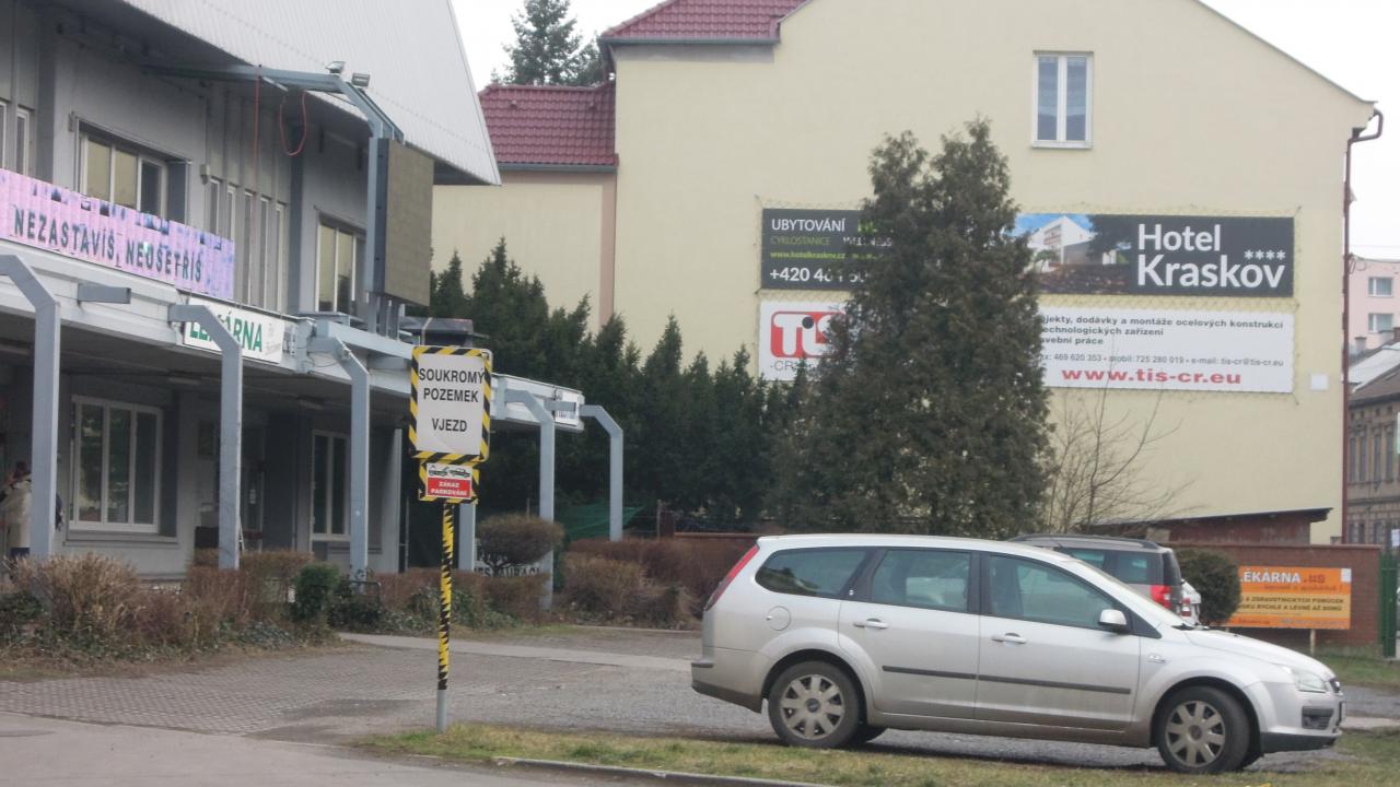 Před budovou lékárny na Palackého třídě se stále parkuje na zeleni