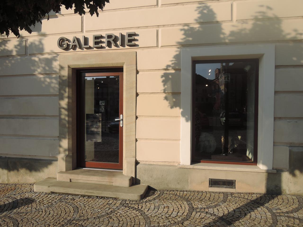 Za zavřenými dveřmi galerií   