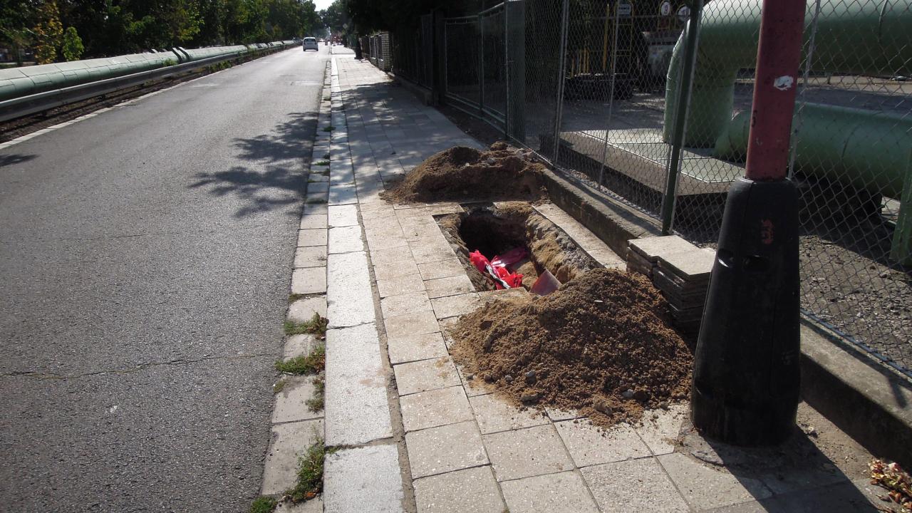 Chodník v ulici Na Ostrově prochází rekonstrukcí