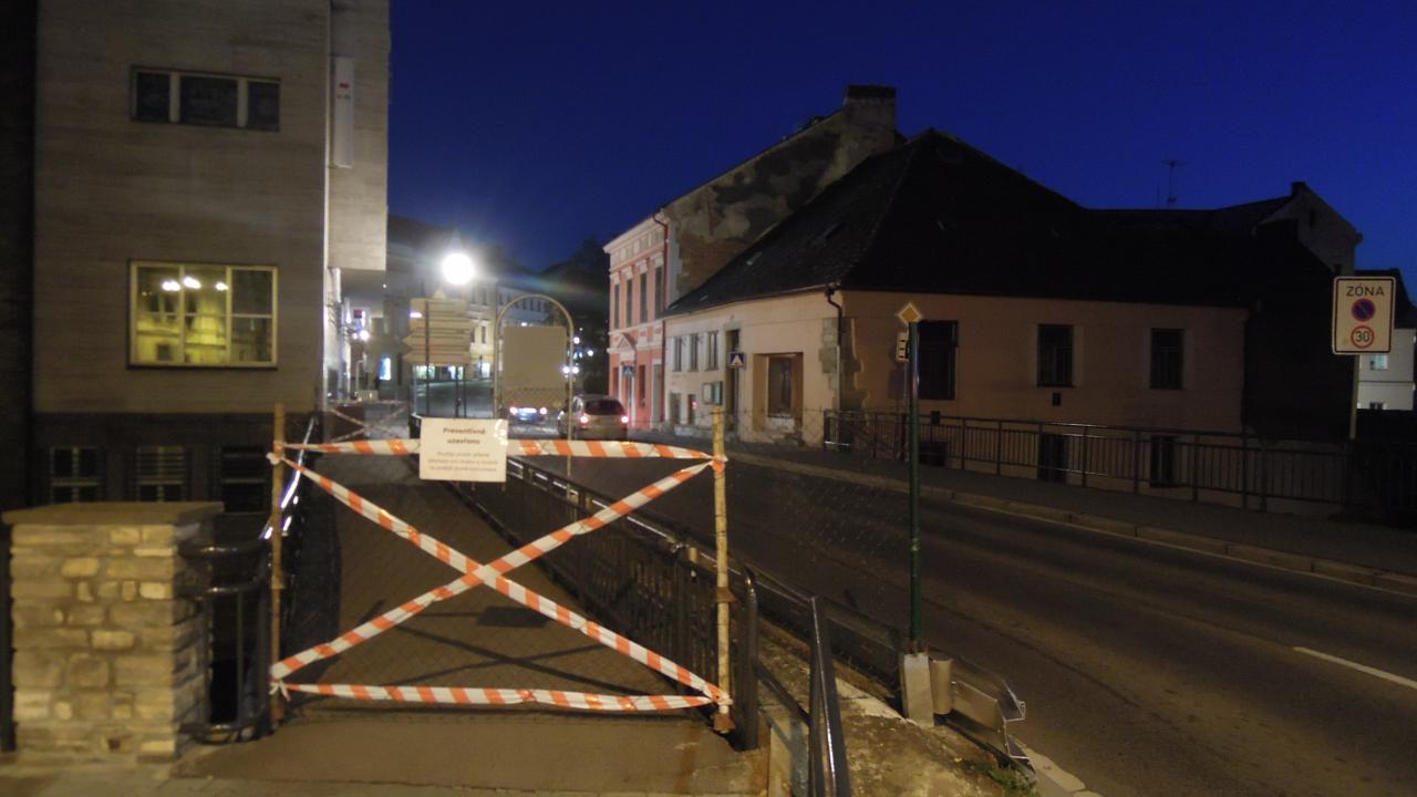 Kdo má na triku špatný stav lávky přes Chrudimku v Široké ulici?