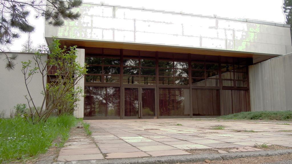 Více peněz architektu Třeštíkovi, který připravuje dokumenty k rekonstrukci smuteční síně