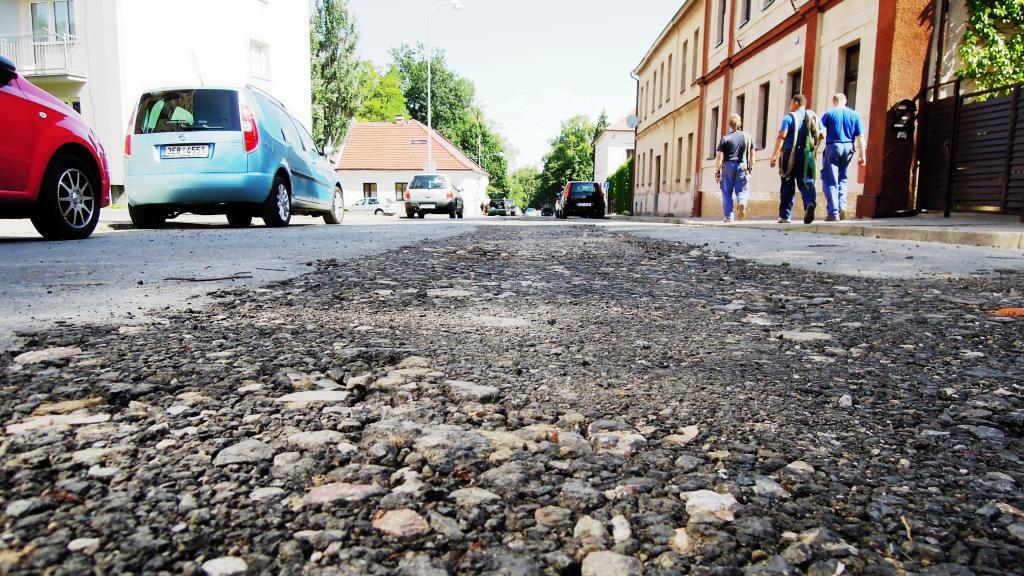 Ve Sladkovského ulici se objeví klikatá žlutá čára