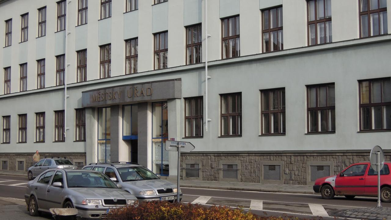 Kolik berou úředníci? Redakce zjišťuje podrobnosti