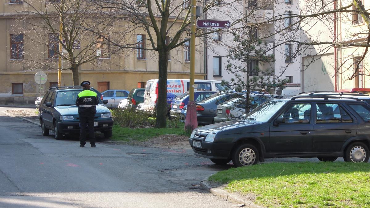 Kdy skončí parkovací krize na Tyršově náměstí?