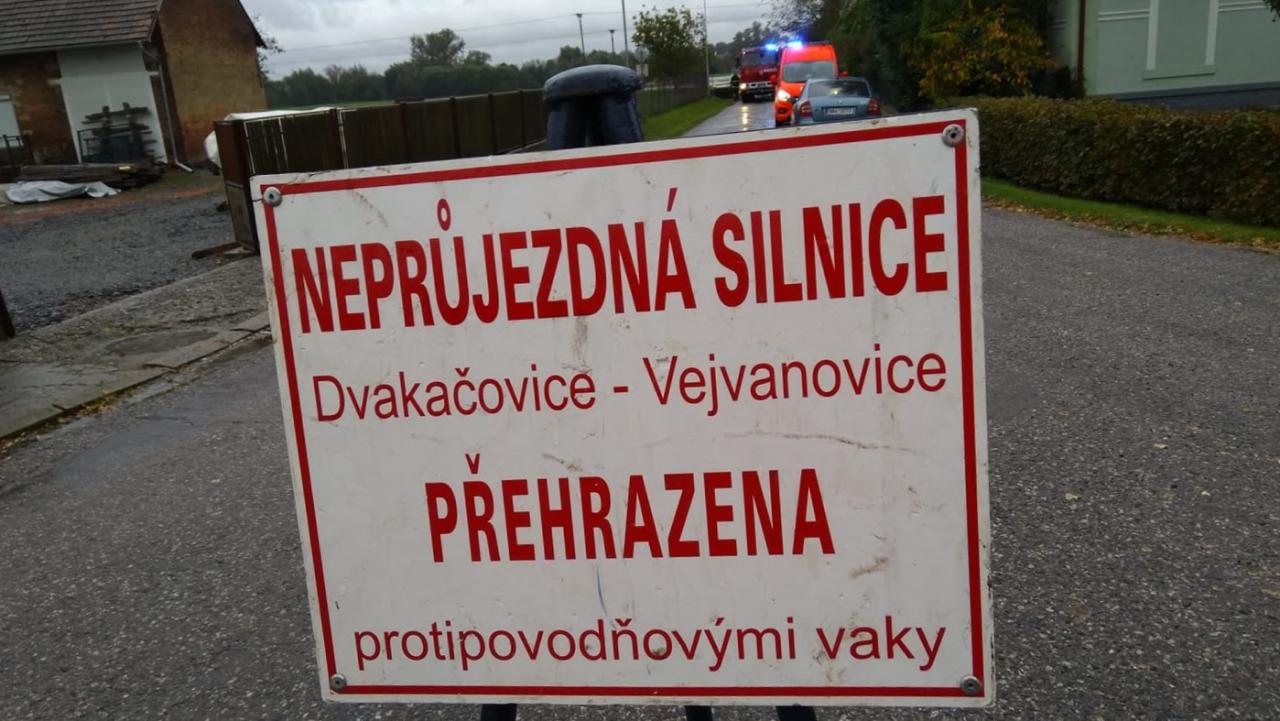 Silnice Dvakačovice–Vejvanovice je neprůjezdná, Novohradka má 3. povodňový stupeň