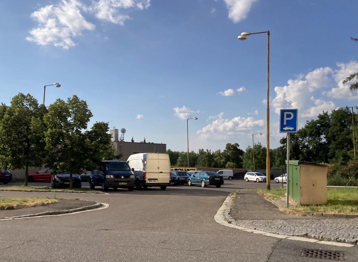 Pozemky kvůli příjezdu na Moravovu zahradu město nakonec vykoupí