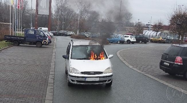 Hořící auto se žena pokusila neohroženě uhasit sama