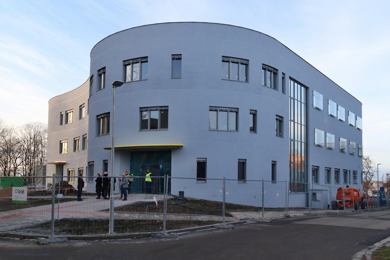 Nový pavilon psychiatrie má připomínat valoun uklidňující šedé barvy
