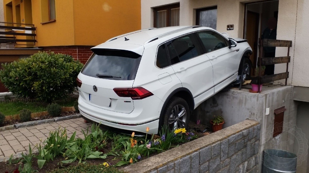 Auto vyparkoval málem až do obýváku