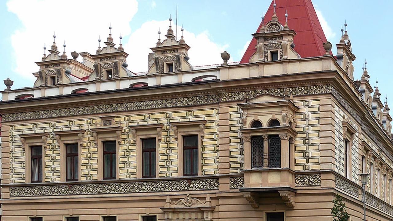 Farnost zazáří, ale sepulkrální památky chátrají dál