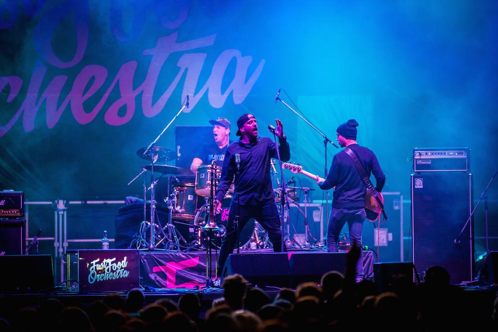 Koncert kapely Fast Food Orchestra v Rklubu 